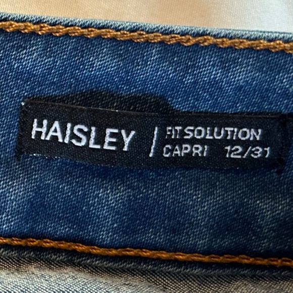 Tahari Haisley Fit Solution Denim Faded Cropped Jean Capri Size 12/31 - Picture 11 of 16